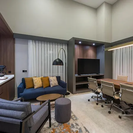 Hotel Crowne Plaza West By Ihg