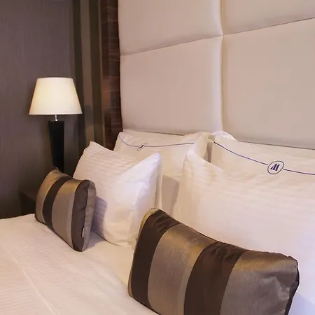 Crowne Plaza - West מלון 5*