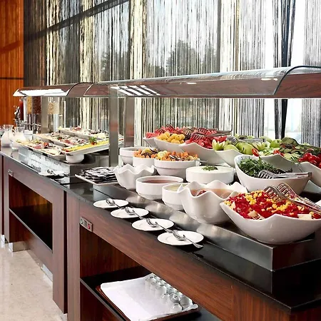 מלון Crowne Plaza - West