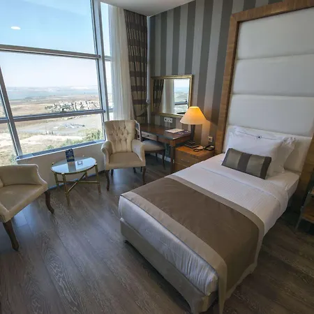 מלון Crowne Plaza - West